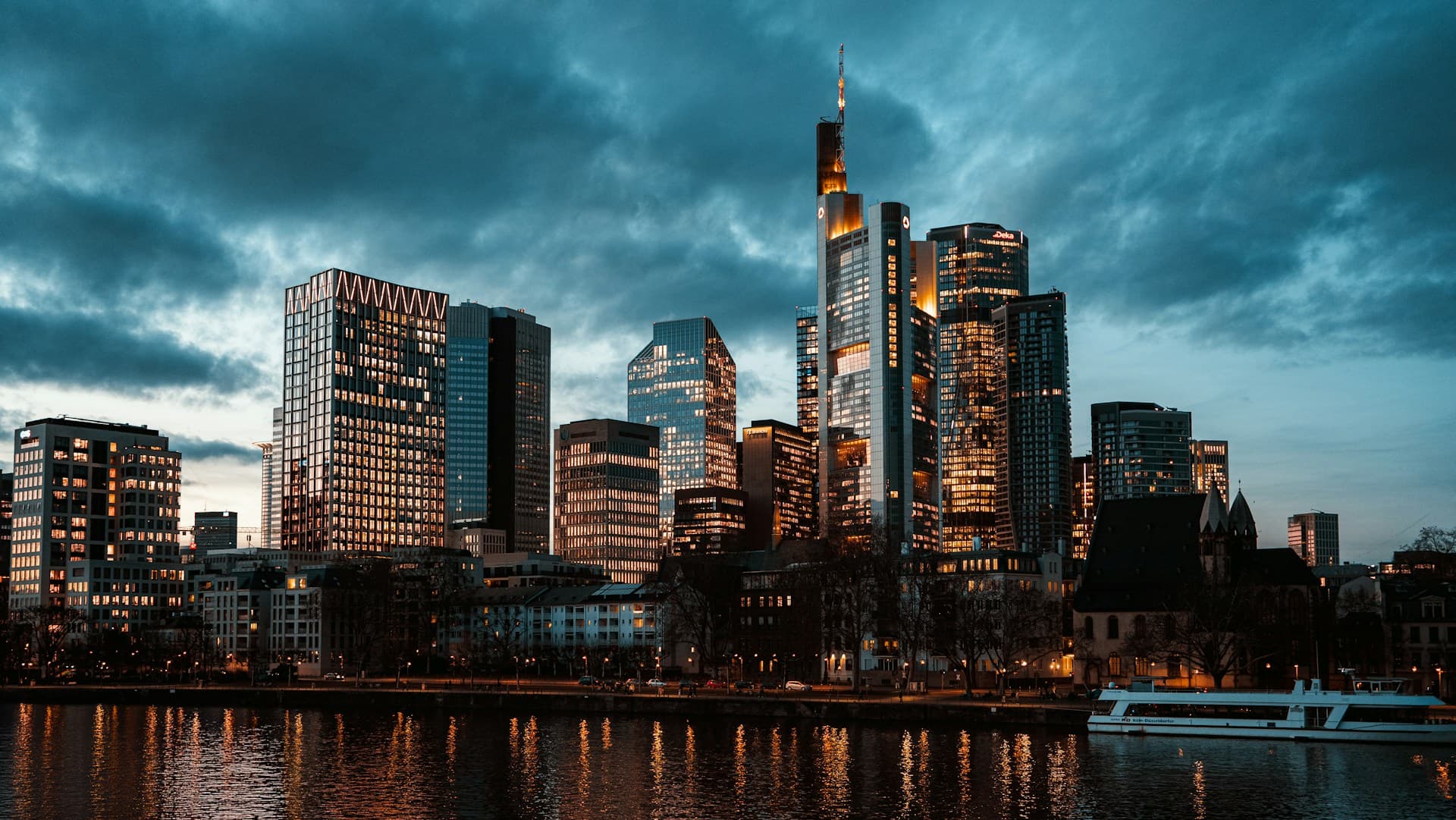 Frankfurt Skyline am Main bei Dämmerung
